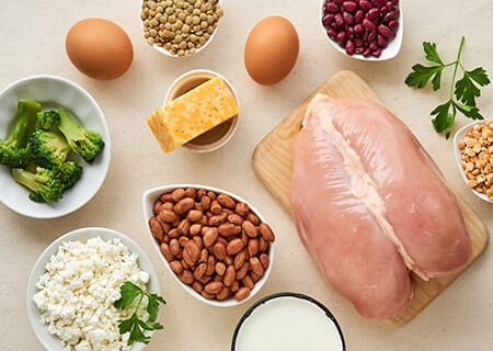 Mesa com opções de proteínas animal e vegetal