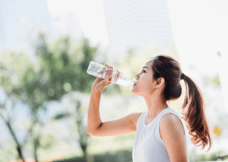 benefícios de beber água