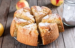 Bolo de maçã em fatias, uma ótima receita para um café da manhã pré-treino
