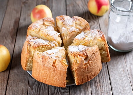 Bolo de maçã em fatias, uma ótima receita para um café da manhã pré-treino