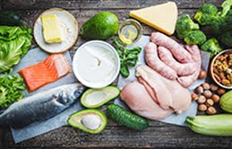 Peixes, abacate, manteiga, ingredientes que fazem parte da alimentação cetogênica