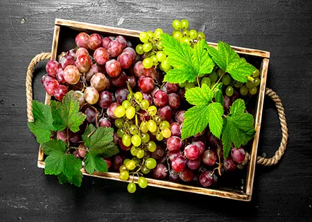 Uvas em caixa de madeira
