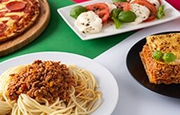 Pratos da culinária italiana, como macarrão e lasanha