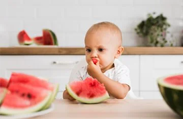 Bebê comendo melancia