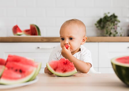 Bebê comendo melancia
