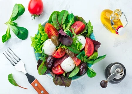 Salada de folhas e tomates