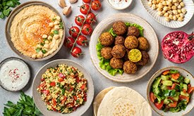 Mesa com pratos nutritivos da culinária árabe