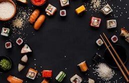 Pratos da culinária japonesa como sushi e sashimi formando um círculo