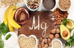 Alimentos com magnésio e escrito no meio Mg
