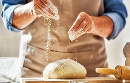 Pessoa preparando pão de fermentação natural