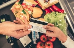 Cartão de crédito em cima das compras do mercado