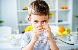 Criança tomando um copo de água