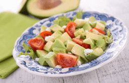 Salada de abacate com tomate