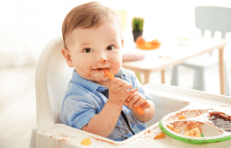 Bebê comendo cenoura