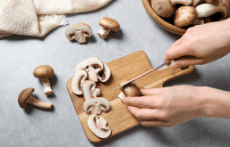 Tábua de cortar com cogumelos
