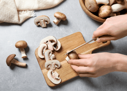 Tábua de cortar com cogumelos