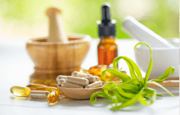 Medicamentos naturais em uma mesa