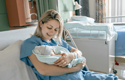 Mãe segurando o bebê no pós-parto