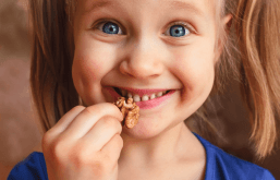 Criança comendo fonte de vitamina E