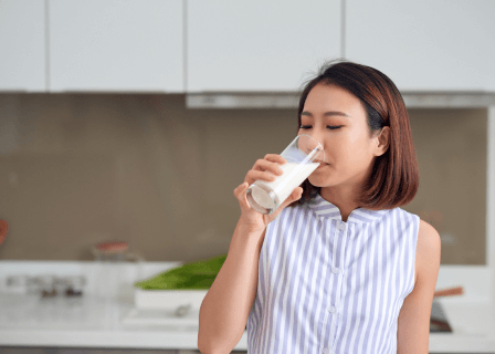 Mulher bebendo leite