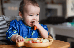 Bebê comendo legumes