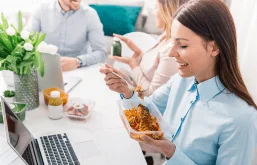 Pessoas almoçando marmitas no trabalho