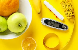 Frutas coloridas e um aparelho para medir a glicose em pacientes diabéticos