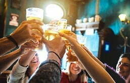 Bebidas alcoólicas: excesso aumenta o risco de doença do esôfago | Imagem: shutterstock