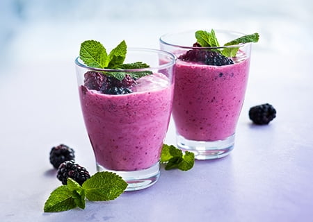 Imagem de smoothie com iogurte, típico da dieta nórdica. Pelas frutas vermelhas, tem tom rosado