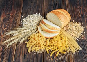Mesa com pão, trigo e macarrão