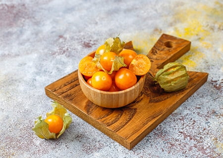 Golden berry, uma das frutas exóticas nutritivas. <a href='https://br.freepik.com/fotos/alimento'>Alimento foto criado por azerbaijan_stockers - br.freepik.com</a>