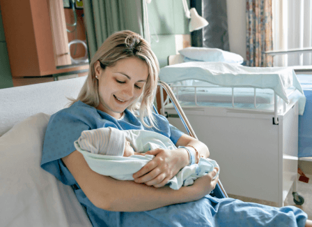 Mãe segurando o bebê no pós-parto